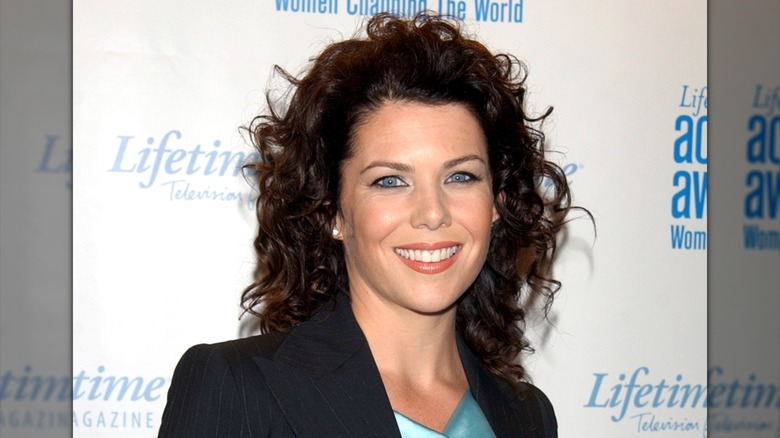 Lauren Graham with curly hair on the red carpet in 2003