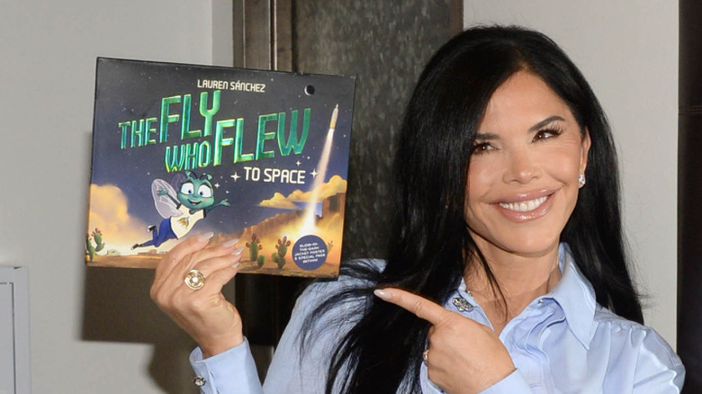 Lauren Sánchez holding her children's book