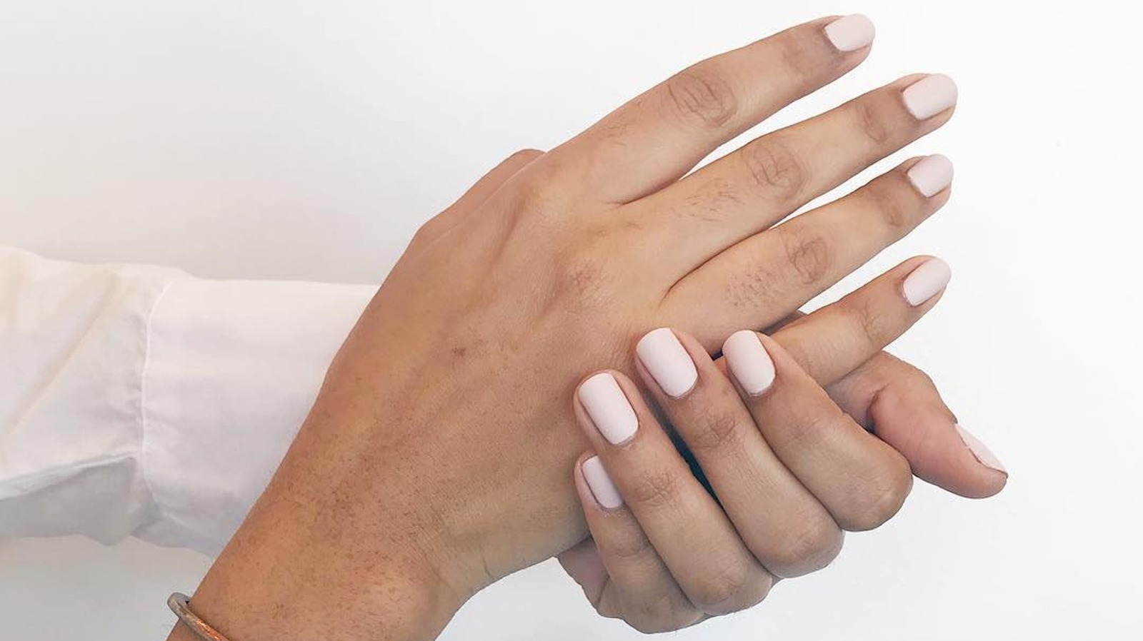 Linen Nails Are Bringing The Breezy, Neutral Summer Trend To Your Manicure