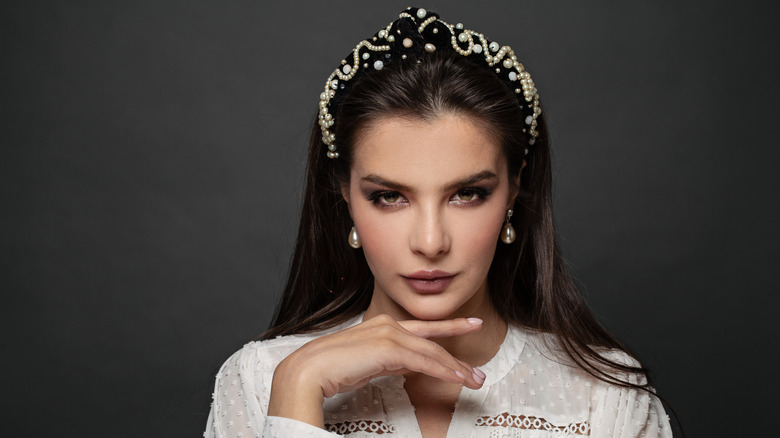 woman wearing  pearl headband