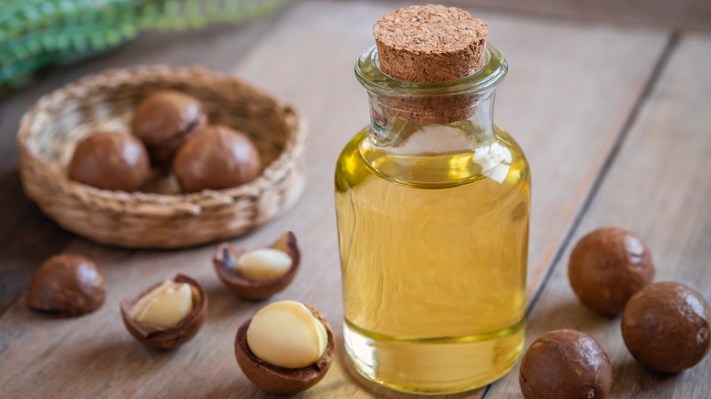 Macadamia nuts and oil 