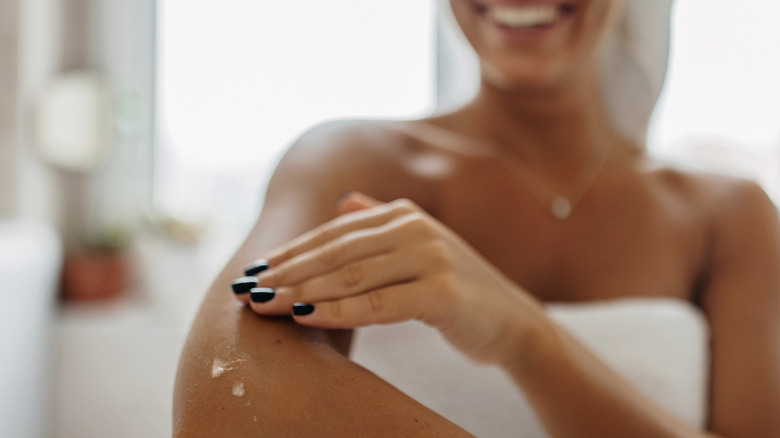 woman applying magnesium lotion