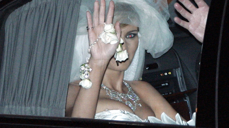 Melania Trump waving from her car on her wedding day in 2005