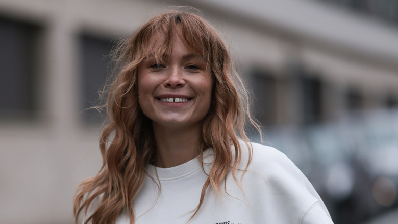 Mermaid haircut with wavy bangs