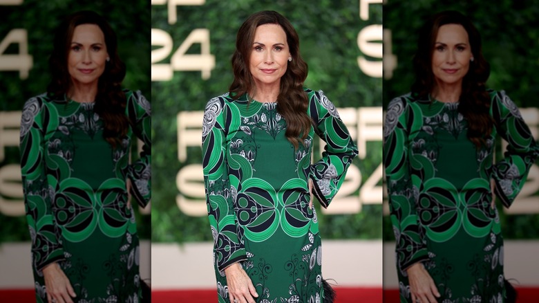 Minnie Driver wearing a greed dress on the red carpet with loose waves in her hair.