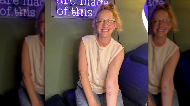 Judy Greer posing with her new record player tattoo in july 2025
