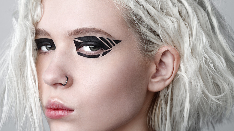 bold negative space eyeliner look