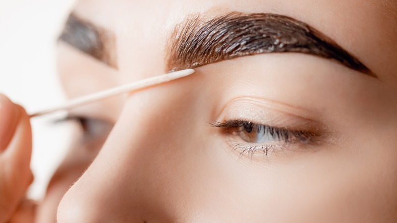 woman tinting eyebrows