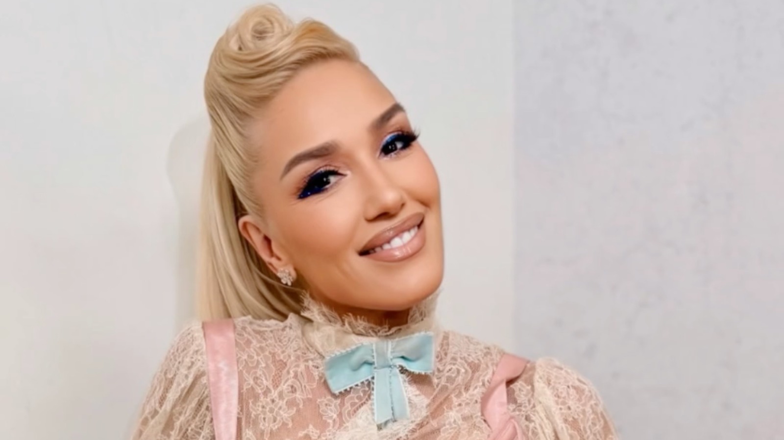 Not Even Gwen Stefani's Hair Could Save Her 2025 AMAs Outfit - Glam