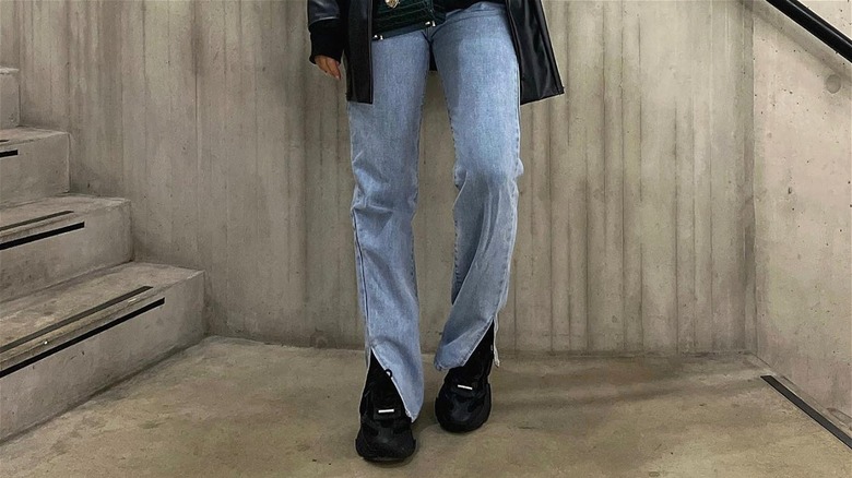 Trendy split-hem jeans