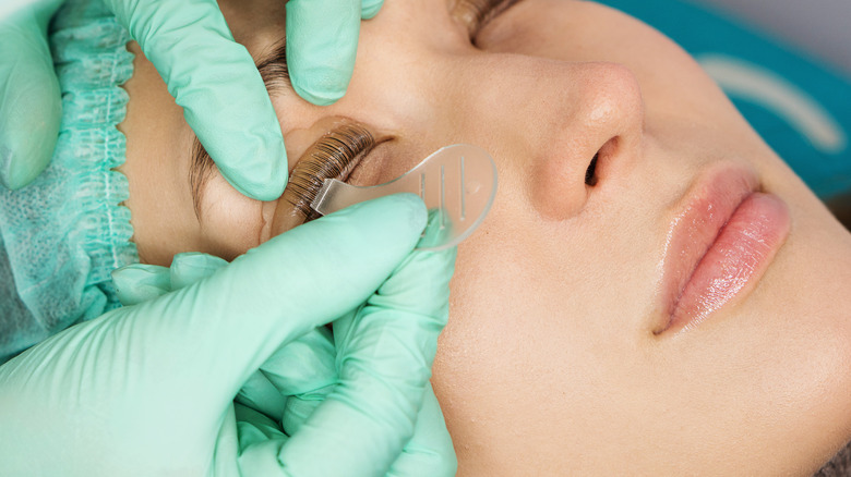 woman getting lash lift