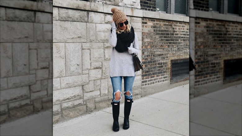 Model wearing black infinity scarf