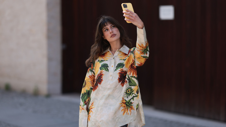 woman wearing top with oversized flowers