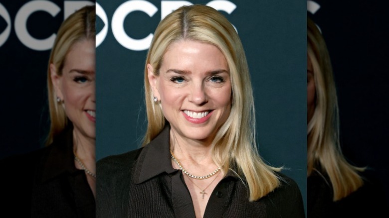 Pam Bondi arrives at the 2025 Kennedy Center Honors