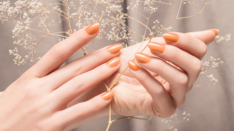 Peach fuzz orange manicure nails