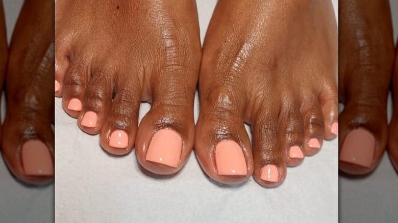 peachy coral pedicure