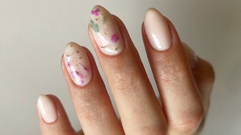 Dried floral manicure