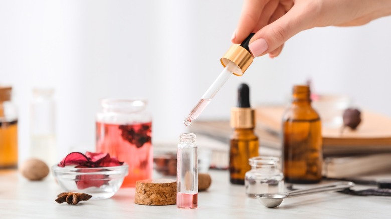 Hand mixing perfume oils