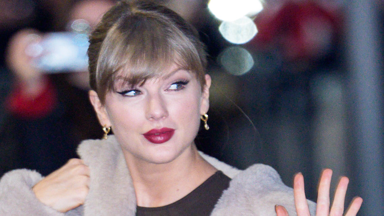 Taylor Swift waving at photographers
