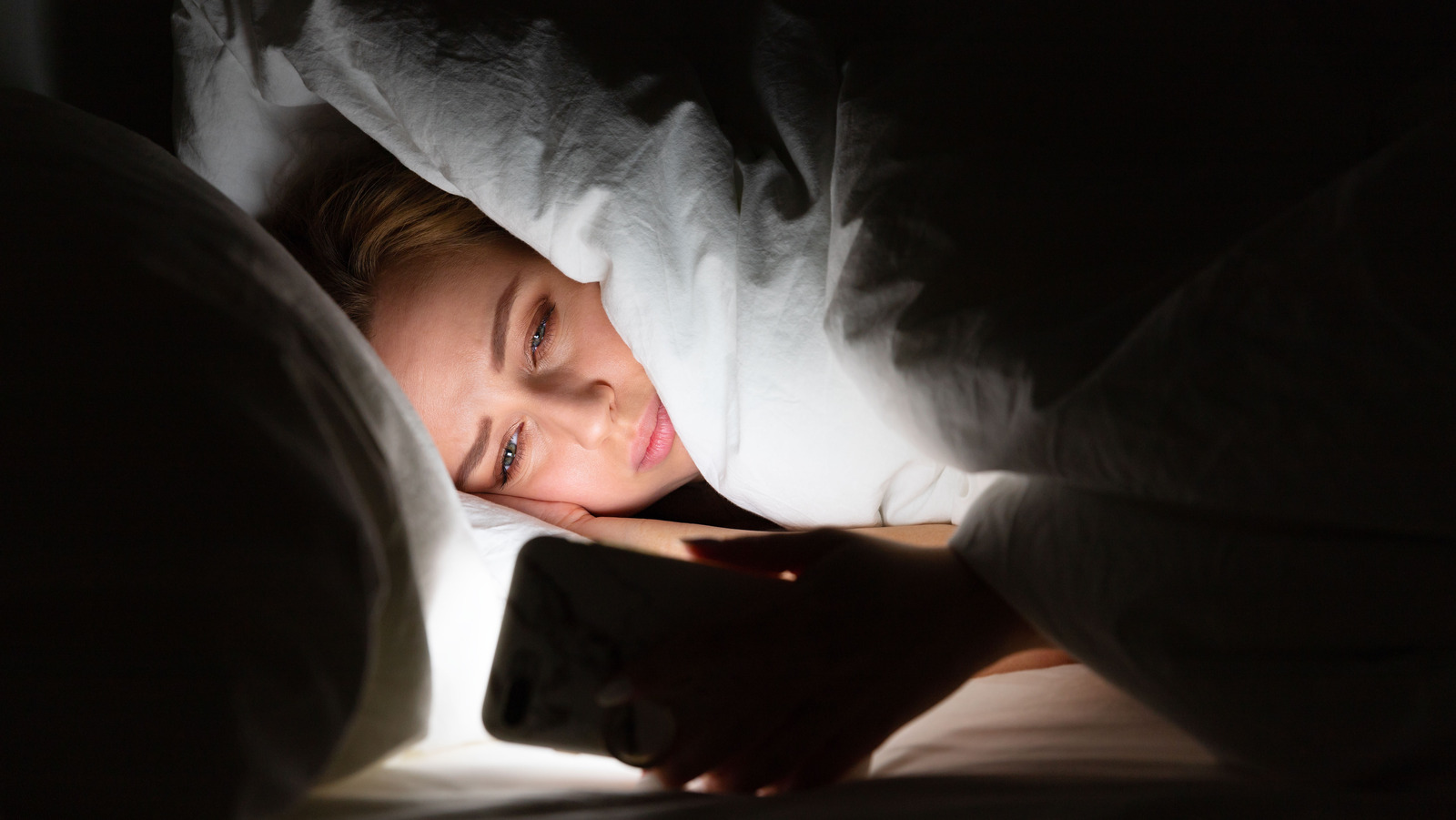 Plot Twist: You Can Doomscroll Without Tarnishing Your Sleep. Here’s How – Glam
