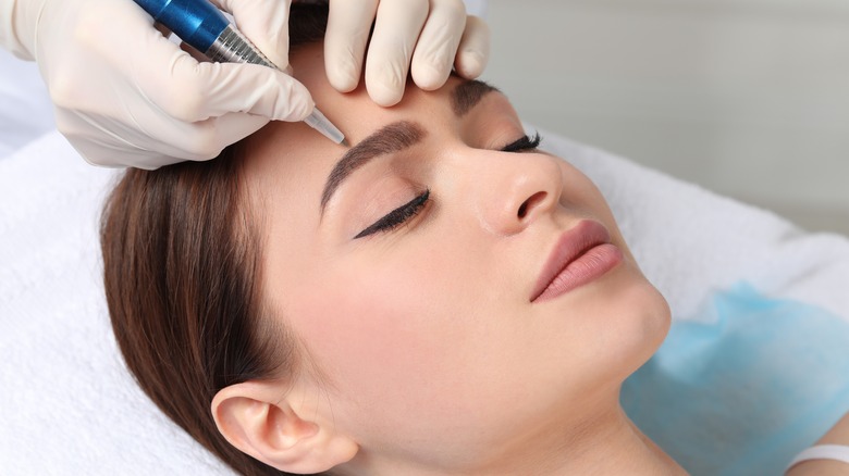 woman getting powder eyebrow tattoo