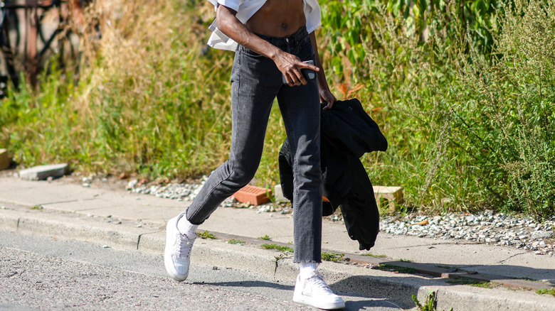 woman wearing black skinny jeans