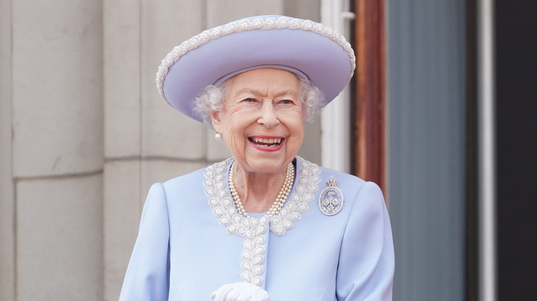Queen Elizabeth smiling on the Buckingham Palace balcony in 2022