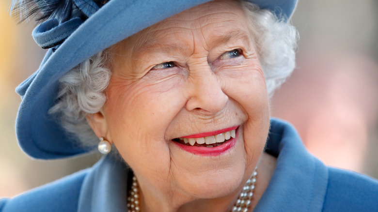 Queen Elizabeth wearing pink lipstick and blush