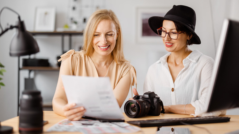 woman speaking with photographer