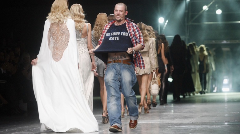 Alexander McQueen shows off his "We Love You Kate" T-shirt during a show at Paris Fashion Week in 2005.