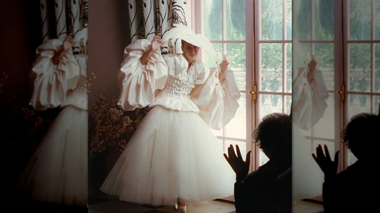 Sarah Jessica Parker as Carrie Bradshaw wearing a wide-brimmed hat and a ballgown wedding dress.