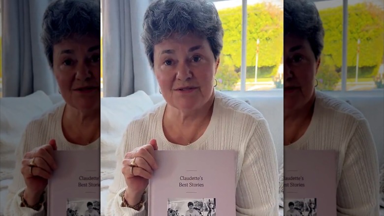 Woman holding a Remento book