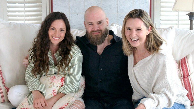 Mackenzie Rosman, David Gallagher, and Beverley Mitchell on a sofa