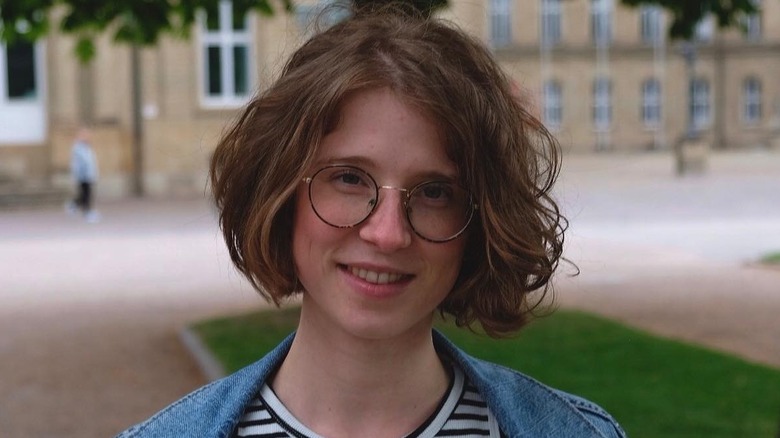 Short S-cut bob