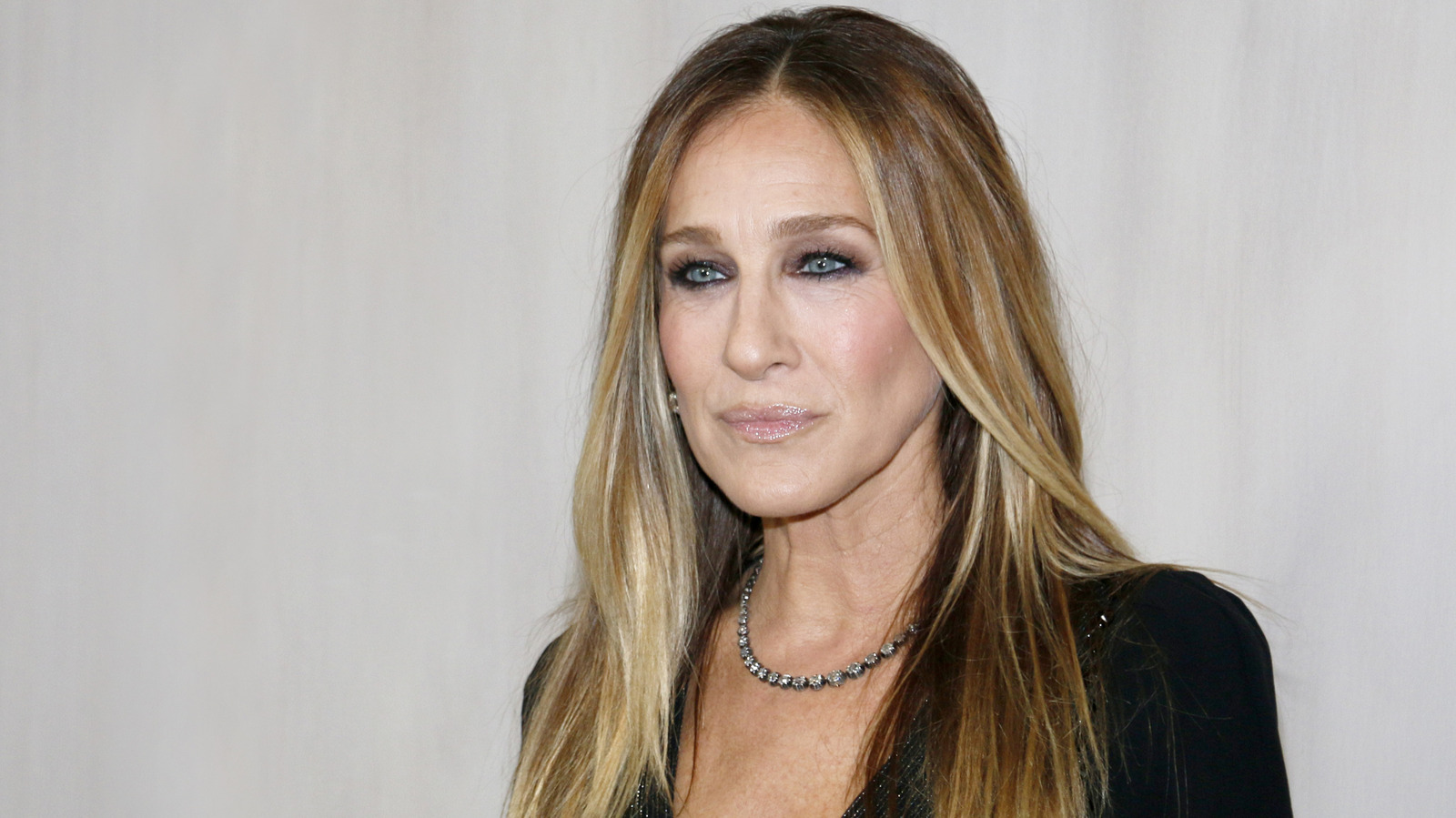 Sarah Jessica Parker Fully Embraced Going Gray & Her Hair Looks Beyond Stunning