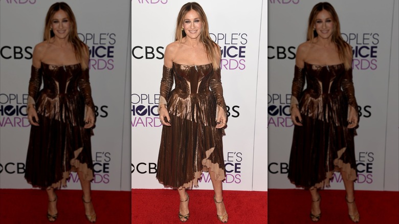 Sarah Jessica Parker wearing a gold dress to the 2017 People's Choice Awards