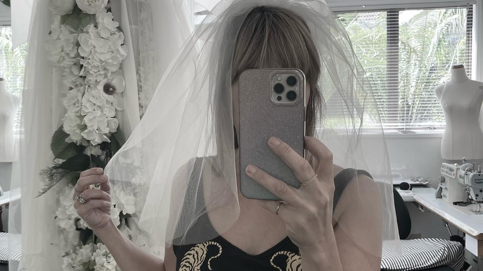 https://www.glam.com/img/gallery/short-veils-are-the-bridal-silhouette-that-gives-old-hollywood-glamour-to-your-wedding-look/l-intro-1685545982.jpg
