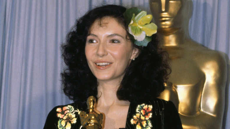 Mary Steenburgen wears a flower in her hair at the 1981 Academy Awards