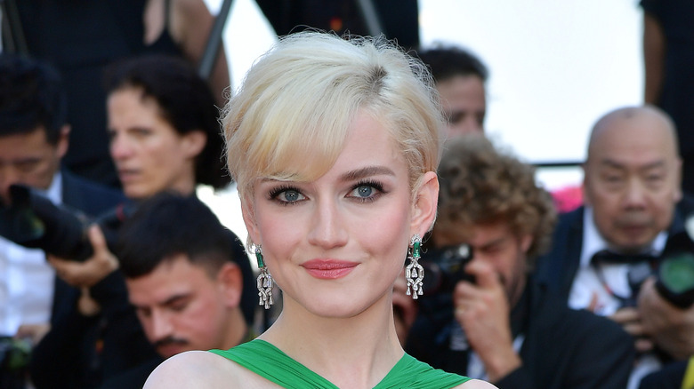 Julia Garner blond hair sideswept bangs