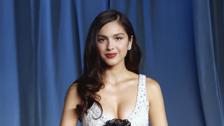 Olivia Rodrigo wearing a side part