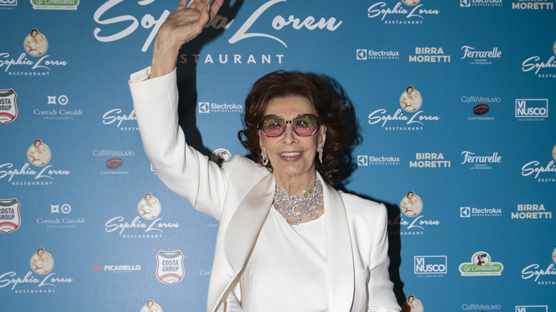 Sophia Loren waving at a red carpet in 2022