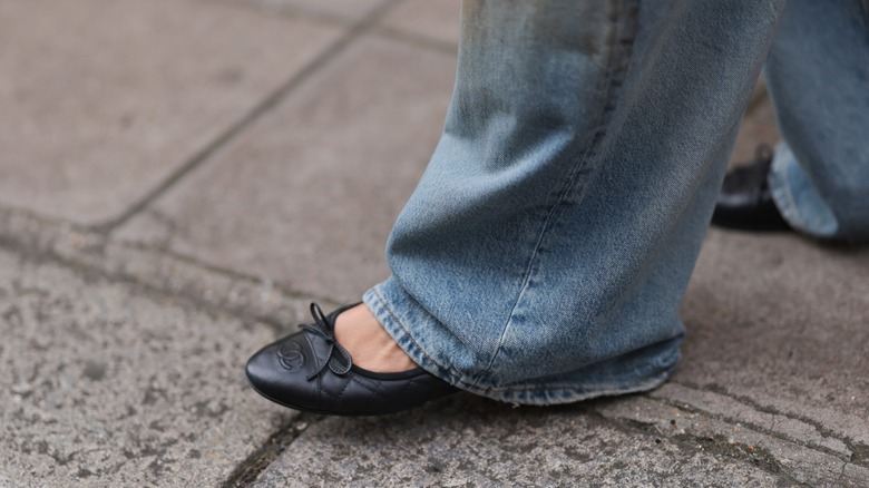 woman wearing black quilted flats