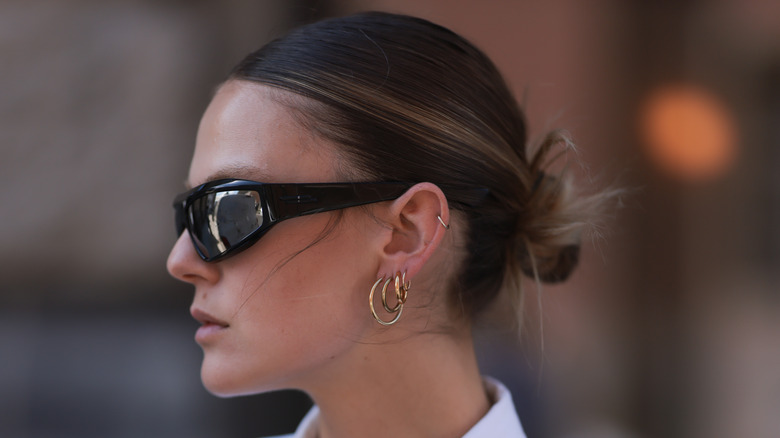 woman wth double hoop earrings