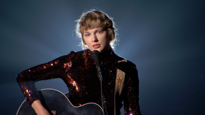 Taylor Swift with minimal makeup