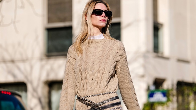 Beige on sale sweater outfits
