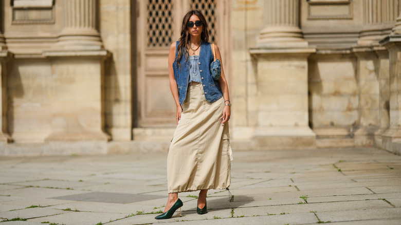 woman wearing denim maxi skirt summer fashion