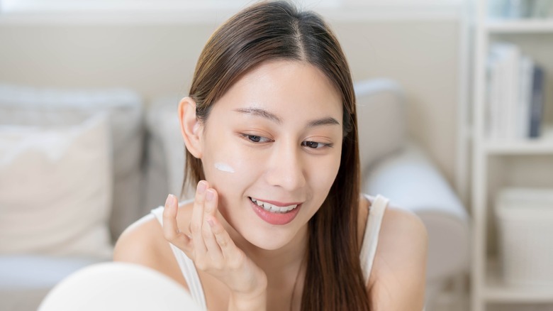 woman applying sunscreen