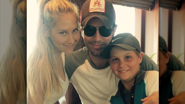 Anna Kournikova, Enrique Iglesias, and her brother Allan pose for a photo