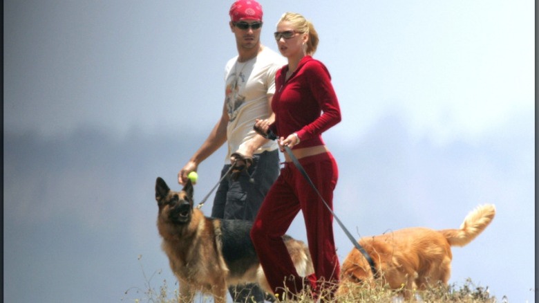 Anna Kournikova and Enrique Iglesias walk their dogs together