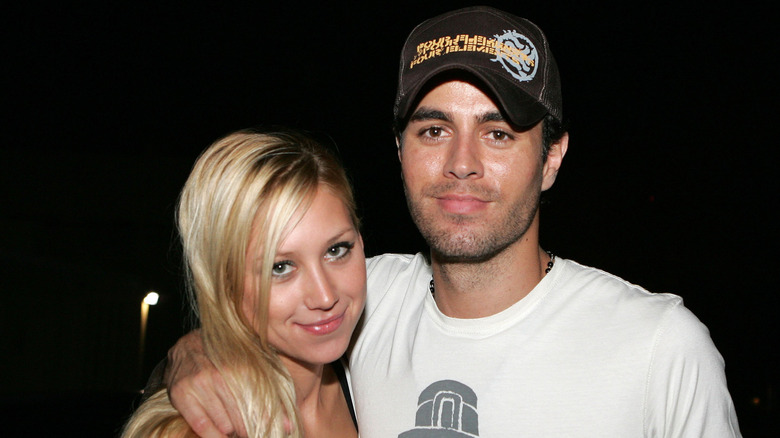 Anna Kournikova and Enrique Iglesias pose for a photo